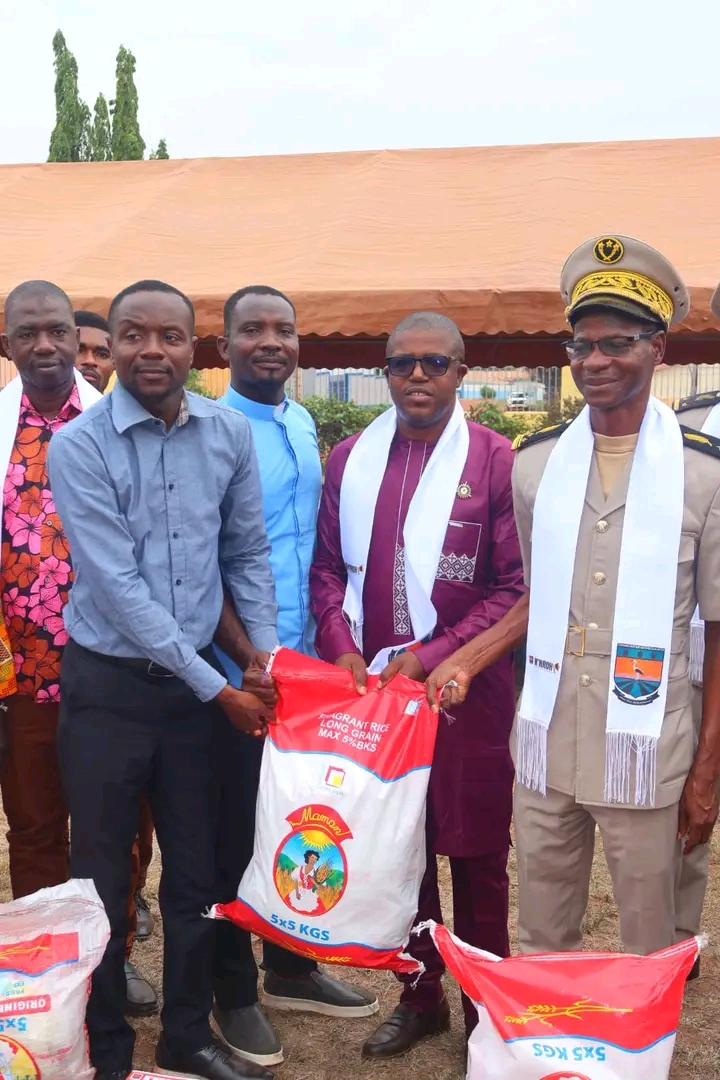 REMISE DE  VIVRES AUX COMMUNAUTÉS MUSULMANES ET CHRÉTIENNES PAR LE DÉPUTÉ MAIRE DE BONGOUANOU SUIVIE DE LA PRÉSENTATION DU BULLETIN D'INFORMATION DE LA MAIRIE DE BONGOUANOU  "N'NROH"